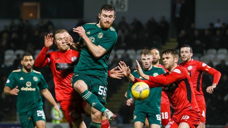 Le Celtic Anthony Ralston s'approche au cours du match Cinch Premiership entre St Mirren et Celtic au stade SMiSA