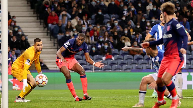 Antoine Griezmann marque pour l'Atletico Madrid dans leur affrontement vital avec Porto