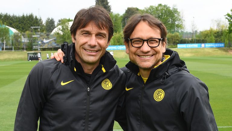 Antonio Conte posa con il fratello Gianluca durante il primo allenamento dell'FC Internazionale dopo aver vinto lo scudetto ad Appiano Gentile il 5 maggio 2021