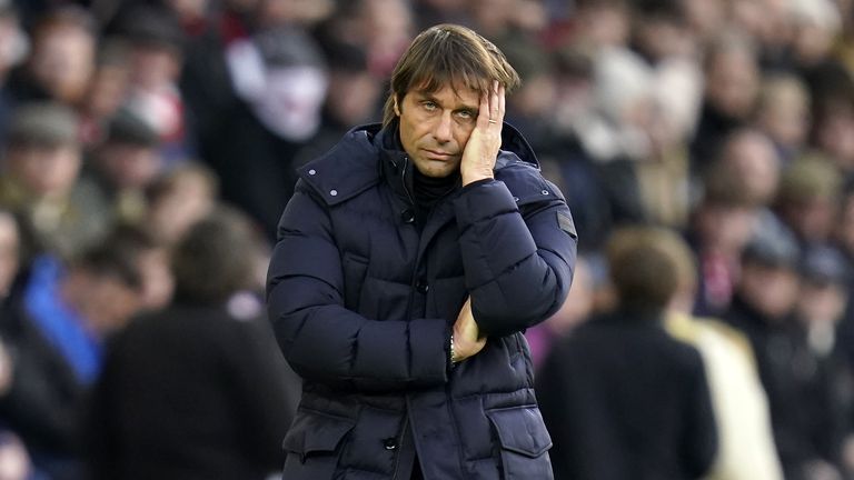 Antonio Conte corta una figura deprimida en St. Mary's