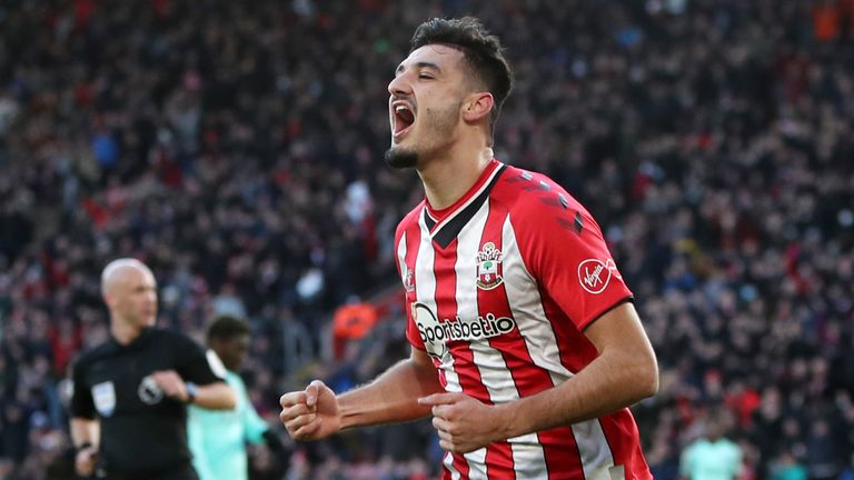 Armando Broja dari Southampton merayakan gol pertama timnya di pertandingan ini 