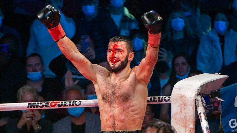 Artur Beterbiev, en haut, célèbre sa victoire sur Marcus Browne dans leur combat pour le titre WBC/IBF des mi-lourds à Montréal le vendredi 17 décembre 2021.LA PRESSE CANADIENNE/Peter McCabe