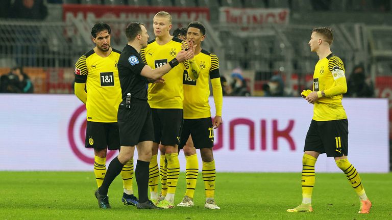 AP - Borussia Dortmund surround referee Felix Zwayer