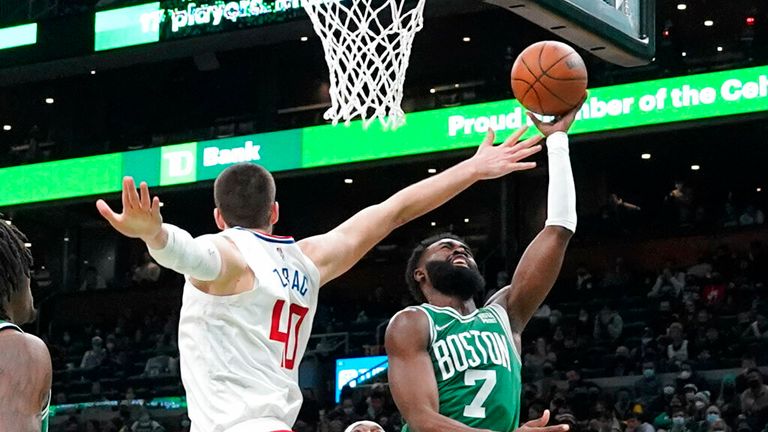 Boston Celtics guard Jaylen Brown (7) drives to the basket past Los Angeles Clippers center Ivica Zubac (40) during the second half of an NBA basketball game on Wednesday, December 29, 2021 in Boston.  (Photo AP / Mary Schwalm)