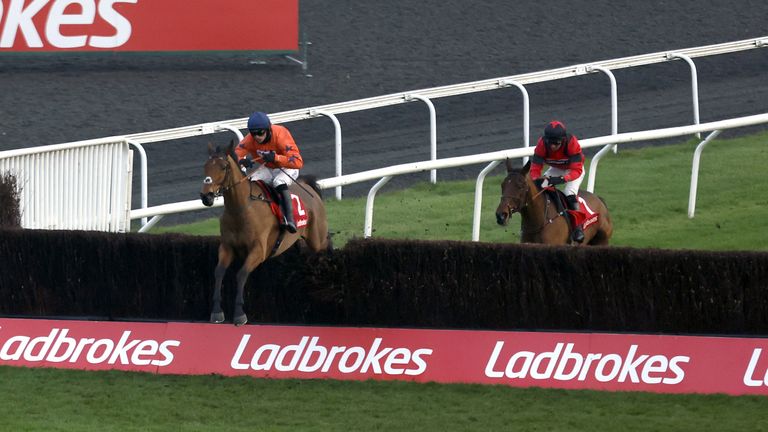 Bravemansgame jumps the last at Kempton clear of Ahoy Senor