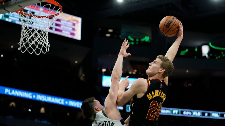 Cleveland Cavaliers&#39; Lauri Markkanen shoots over Milwaukee Bucks&#39; Pat Connaughton during the first half of an NBA basketball game Saturday, Dec. 18, 2021, in Milwaukee. (AP Photo/Morry Gash)


