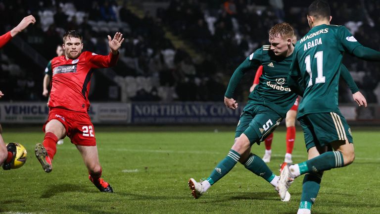 Liam Skiles a approché le Celtic en première mi-temps