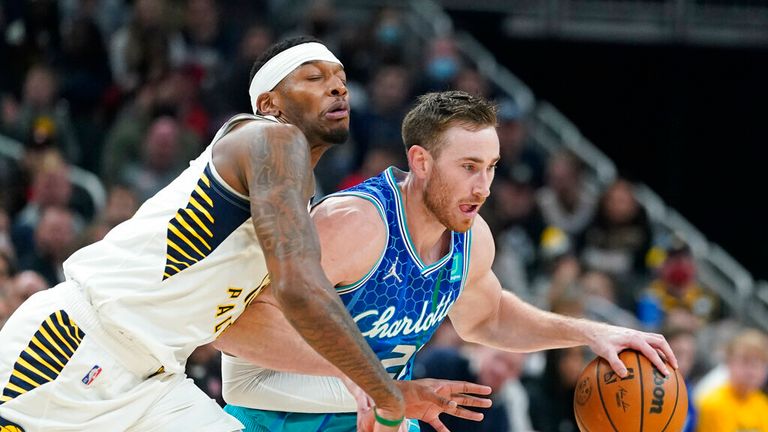 Charlotte Hornets 'Gordon Hayward (20) is defended by Indiana Pacers' Torrey Craig (13) during the first half of an NBA basketball game, Wednesday, December 29, 2021, in Indianapolis.  (AP Photo / Darron Cummings)