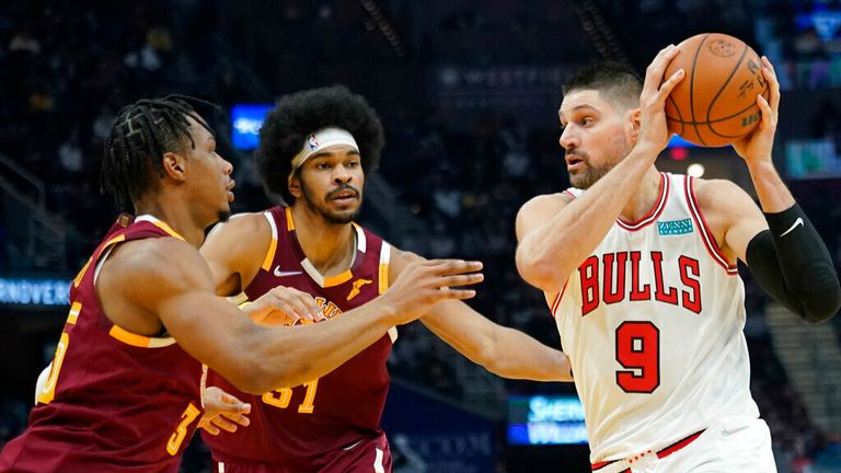 Chicago Bulls&#39; Zach LaVine (8) drives past Cleveland Cavaliers&#39; Isaac Okoro (35) and Jarrett Allen (31) in the first half of an NBA basketball game, Wednesday, Dec. 8, 2021, in Cleveland. (AP Photo/Tony Dejak)


