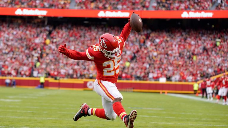 Mahomes eclipses 300 yards for sixth straight game as Chiefs win 26-10