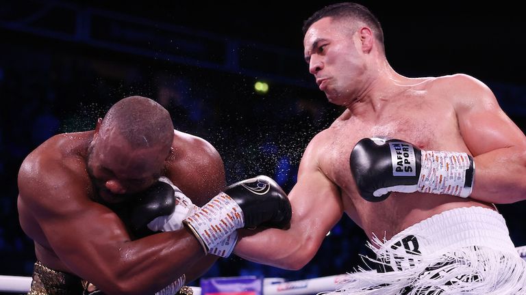 Joseph Parker vs Derek Chisora, WBO Intercontinental Heavyweight Title Fight, Manchester, 18 Desember 2021, foto oleh Mark Robinson Matchroom Boxing.