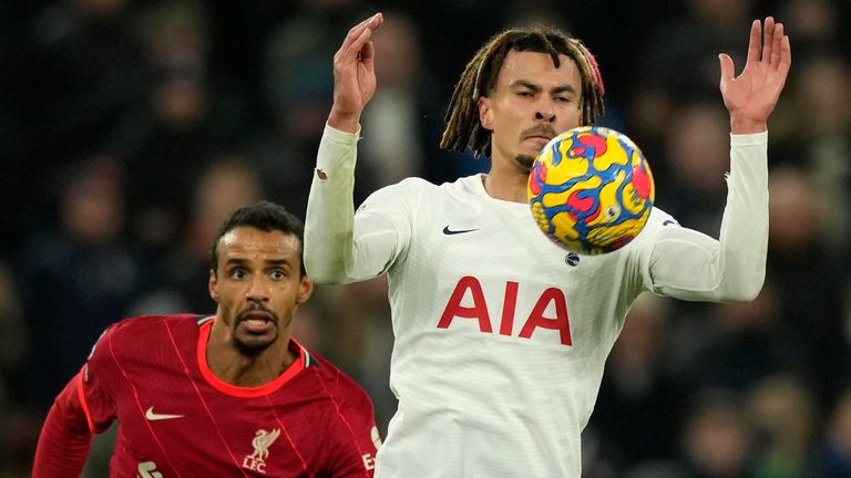 Dele Alli controlla la palla durante la partita Tottenham-Liverpool