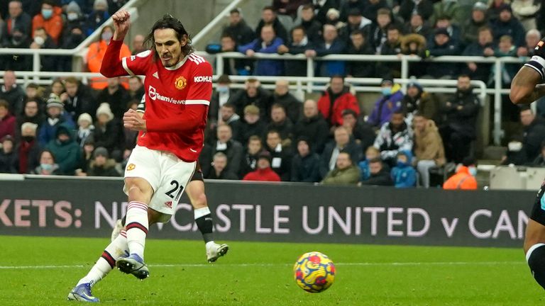 Edinson Cavani equalises for Manchester United at Newcastle