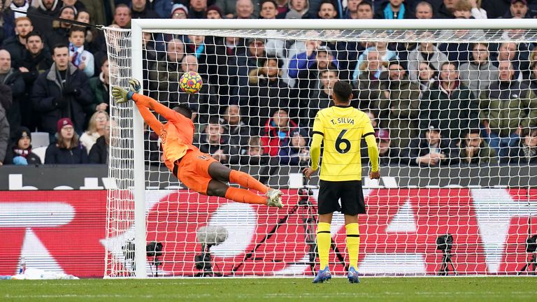 Le gardien de Chelsea Edouard Mendy ne parvient pas à empêcher le but d'Arthur Masuaku (pas sur la photo) de West Ham United