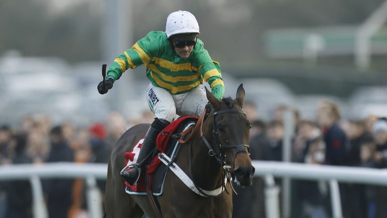 Epatante wins the Christmas Hurdle at Kempton under Nico de Boinville