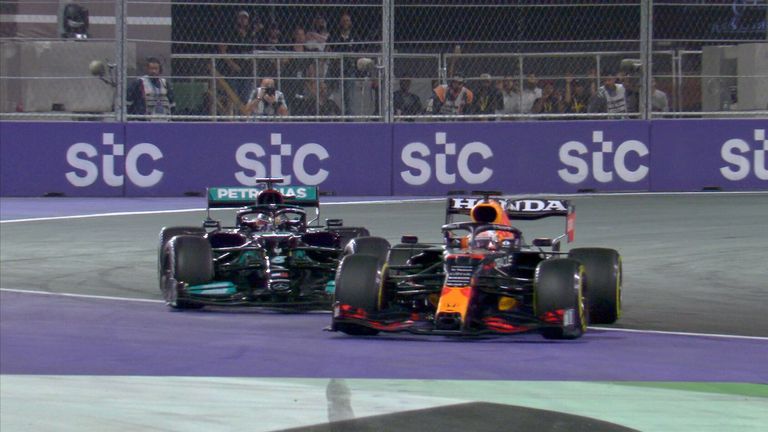Lewis Hamilton mencoba mengirim satu di luar Max Verstappen, tetapi keduanya melebar!