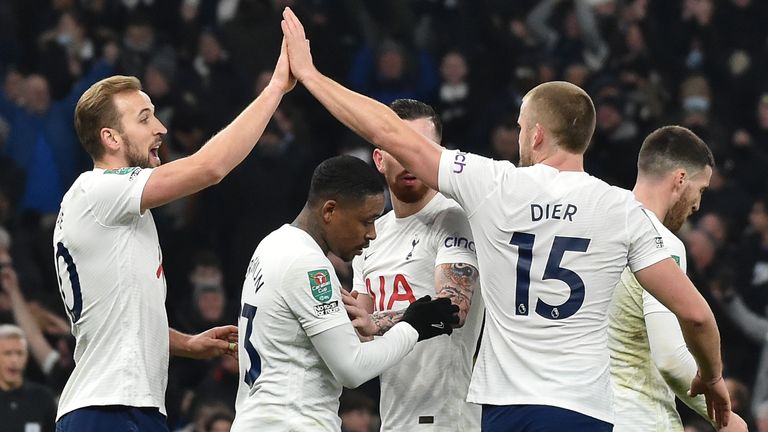 I giocatori del Tottenham festeggiano dopo che Lucas Moura ha segnato il secondo gol della sua squadra contro il West Ham