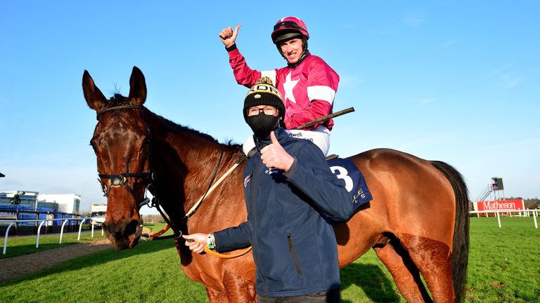 Fury Road y Jack Kennedy con el novio Matthew Sheridan después de ganar para el entrenador Gordon Elliott.