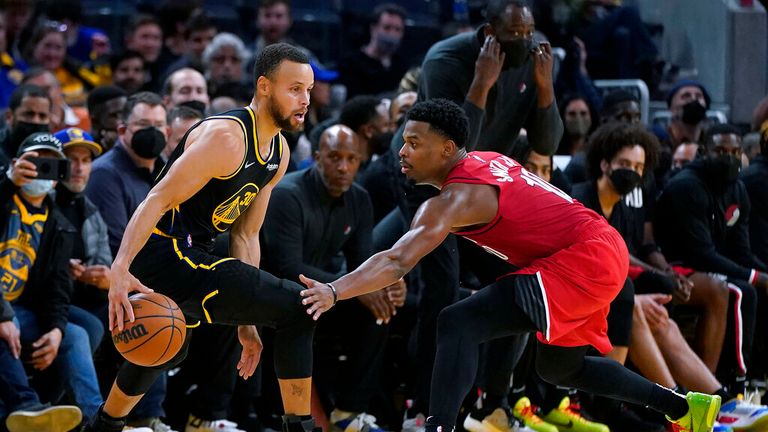 Golden State Warriors guard Stephen Curry, left, is defended by P guard Dennis Smith Jr. during the second half of an NBA basketball game in San Francisco, Wednesday, Dec. 8, 2021. (AP Photo/Jeff Chiu)