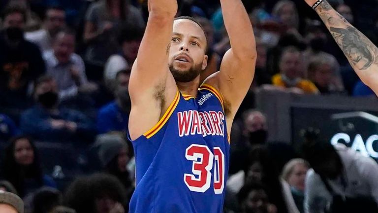 Golden State Warriors guard Stephen Curry (30) shoots a 3-point shot against the Denver Nuggets