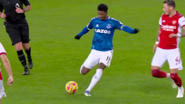 Demarai Gray smashes in a screamer to give Everton a late lead over Arsenal