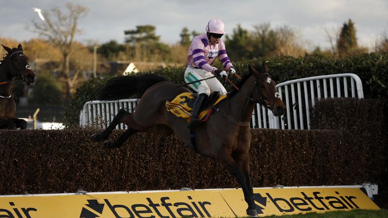 Bryony Frost y Greeneteen despejan el último en Tingle Creek en Sandown 