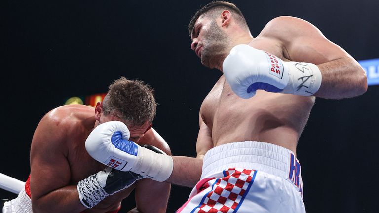 4 décembre 2021 ;  Las Vegas, Nevada, États-Unis ;  Filip Hrgovic et Emir Ahmatovic lors de leur combat du 4 décembre 2021 au MGM Grand Garden Arena de Las Vegas.  Crédit obligatoire : Ed Mulholland/Matchroom.