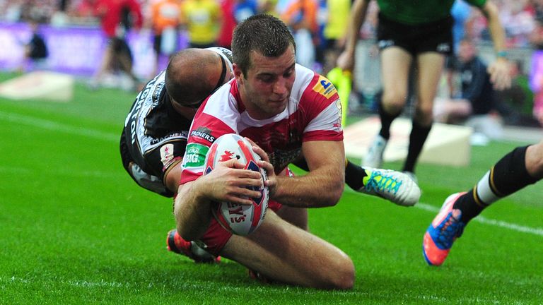 Wigan Warriors' Iain Thornley scores a try under pressure from Hull FC's Danny Houghton during the Tetleys Challenge Cup Final at Wembley Stadium, London. PRESS ASSOCIATION Photo. Picture date: Saturday August 24, 2013. See PA story RUGBYL Challenge Cup. Photo credit should read: Anna Gowthorpe/PA Wire. RESTRICTIONS: Editorial use only, no commercial use (including paid for mobile use) without prior permission.