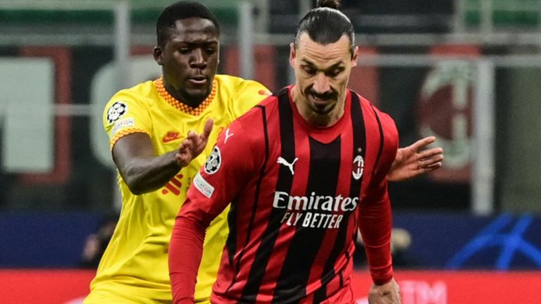 Zlatan Ibrahimovic apără mingea de Ibrahima Konate