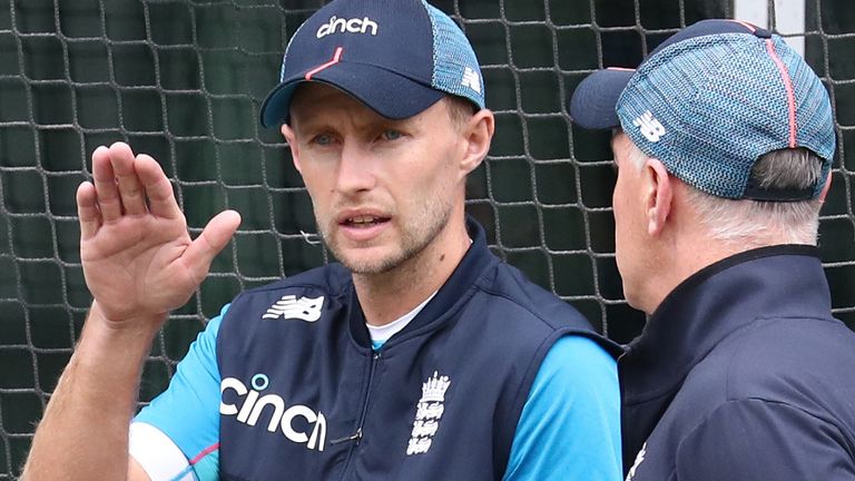 Joe Root en discussion avec l'entraîneur des frappeurs anglais Graham Thorpe