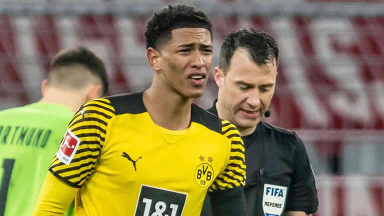 Jude Bellingham tidak senang dengan beberapa keputusan wasit Felix Zoer saat Borussia Dortmund kalah dari Bayern Munich 