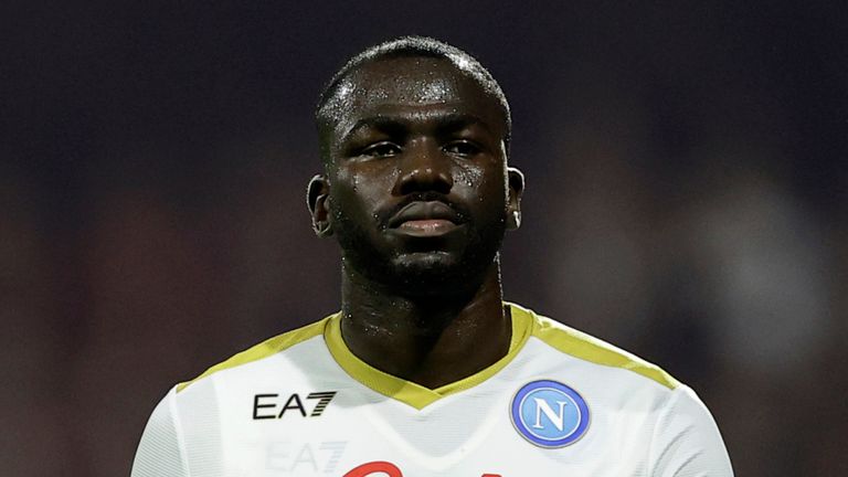 Photo Alessandro Garofalo / LaPresse .31 octobre 2021 Salerne, Italie .sport football .Salernitana vs Napoli - Serie A Tim 2021/2022 football Championship - Arechi Stadium. Sur la photo : Kalidou Koulibaly (SSC Napoli) ;  envoyé ..Photo Alessandro Garofalo / LaPresse .31 octobre 2021 Salerno, Italie .sport soccer .Salernitana vs Napoli - Ligue italienne de championnat de football ligue A 2021/2022 - stade Arechi..Dans le pic : Kalidou Koulibaly (SSC Napoli) ;  carte rouge