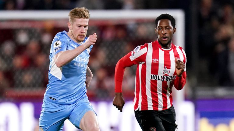 Kevin De Bruyne runs at the Brentford defence