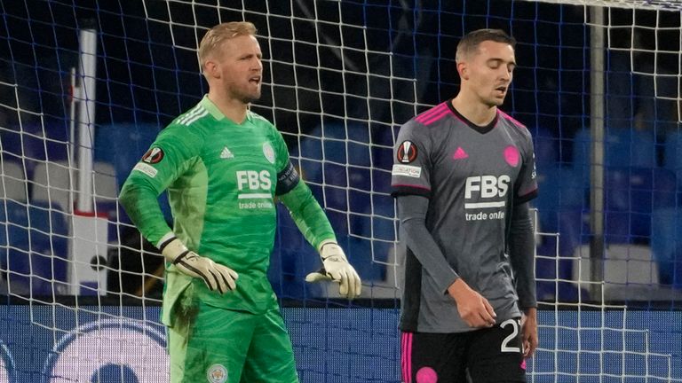 Les joueurs de Leicester réagissent après un but de Naples