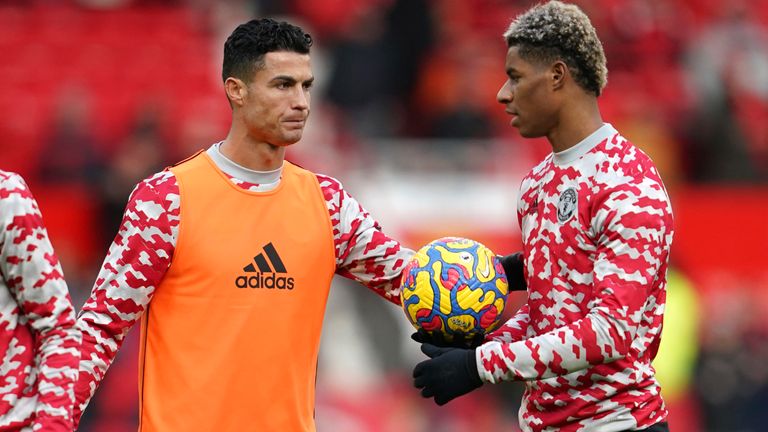 I giocatori del Manchester United hanno iniziato un graduale ritorno al loro campo di allenamento a Carrington