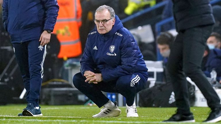 El técnico del Leeds United, Marcelo Bielsa (centro), durante la derrota por 4-1 ante el Arsenal