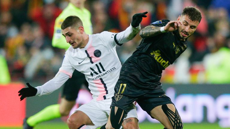 Paris Saint-Germain Marco Verratti y Lens '  Jonathan Klaus en acción