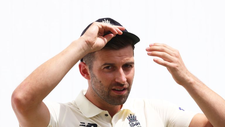 Mark Wood de  Inglaterra durante el lanzamiento de la serie Ashes en The Gabba en Brisbane, Australia