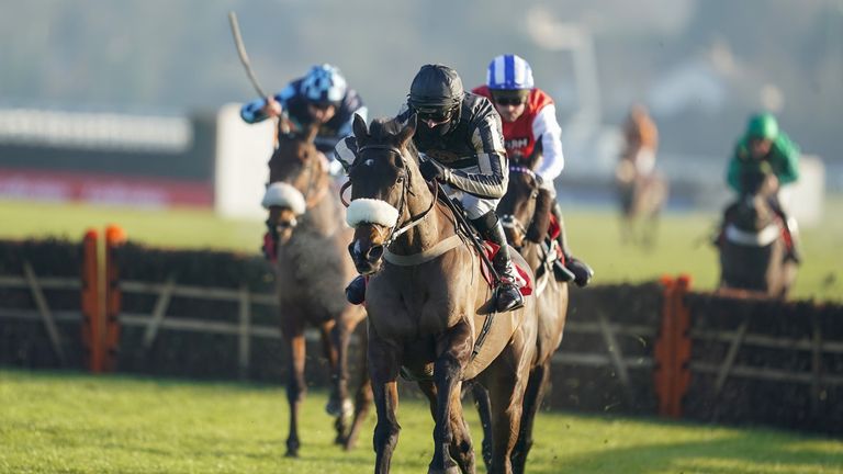 McFabulous beats On The Blind Side and Thomas Darby to win the Relkeel at Kempton 