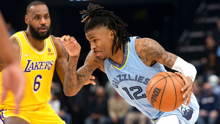 Memphis Grizzlies guard Ja Morant (12) drives against Los Angeles Lakers striker LeBron James (6) defense in the second half of an NBA basketball game on Wednesday, December 29, 2021, in Memphis, Tennessee (AP Photo / Nikki Boertman )