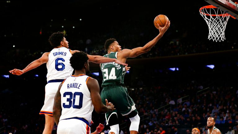 Milwaukee Bucks striker Giannis Antetokounmpo (34) drives to the basket against New York Knicks guard Quentin Grimes (6) and striker Julius Randle (30) during the second half of an NBA basketball game in New York, Sunday, December 12, 2021. (Photo AP / Noah K. Murray)