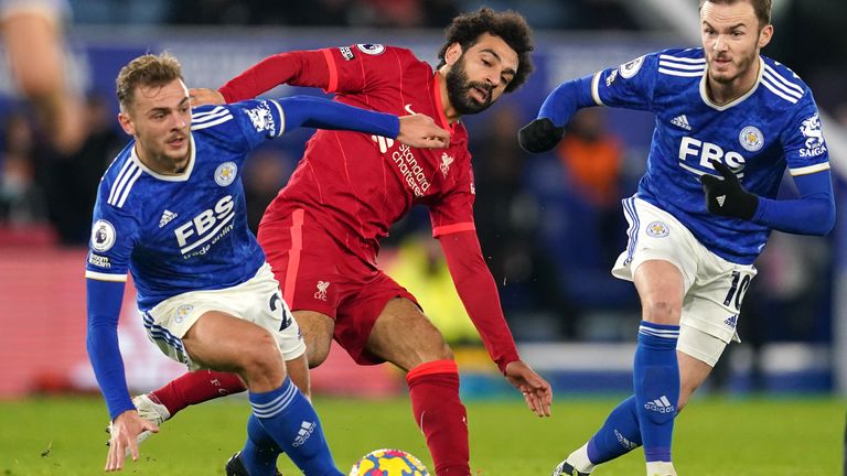 Mohamed Salah de Liverpool (au centre) se bat avec Leicester City, Kiernan Dewsbury-Hall (à gauche) et James Maddison.