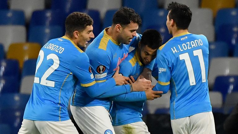Adam Ounas (deuxième à droite) célèbre le but de Napoli contre Leicester