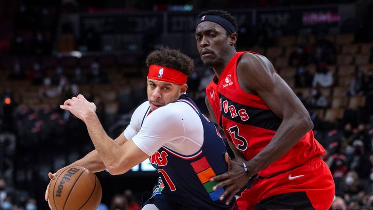 Philadelphia 76ers&#39; Seth Curry, left, drives past Toronto Raptors&#39; Pascal Siakam during the second half of an NBA basketball game Tuesday, Dec. 28, 2021, in Toronto. (Chris Young/The Canadian Press via AP)


