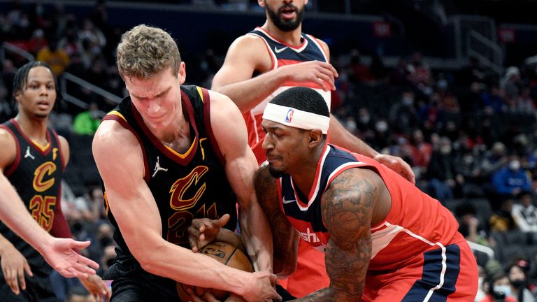 Washington Wizards guard Bradley Beal, right, fights for the ball against Cleveland Cavaliers forward Lauri Markkanen, left, during the first half of an NBA basketball game on Thursday, December 30, 2021, in Washington.  (Photo AP / Nick Wass)