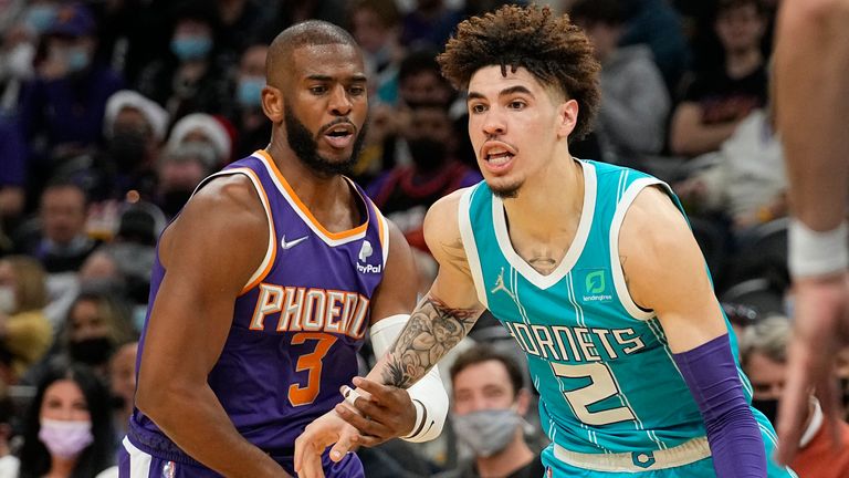Charlotte Hornets garde LaMelo Ball (2) lors de la première mi-temps d'un match de basket NBA contre les Phoenix Suns, dimanche 19 décembre 2021, à Phoenix. 