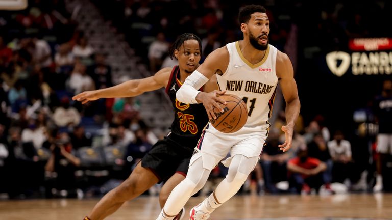 New Orleans Pelicans forward Garrett Temple (41) drives past Cleveland Cavaliers forward Isaac Okoro (35) in the second half of an NBA basketball game in New Orleans, Tuesday, Dec. 28, 2021. (AP Photo/Derick Hingle)



