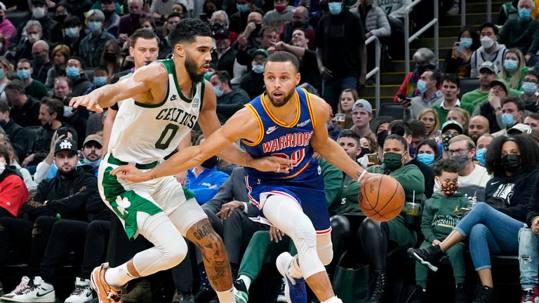 Golden State Warriors guard Stephen Curry (30) drives against Boston Celtics striker Jayson Tatum (0) during the second half of an NBA basketball game on Friday, December 17, 2021, in Boston.  (Photo AP / Mary Schwalm)