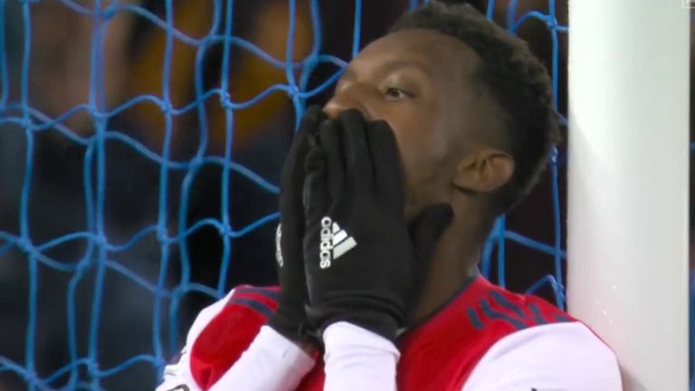 Eddie Nketia d'Arsenal ne pouvait pas croire qu'il avait raté son tir à bout portant contre Everton