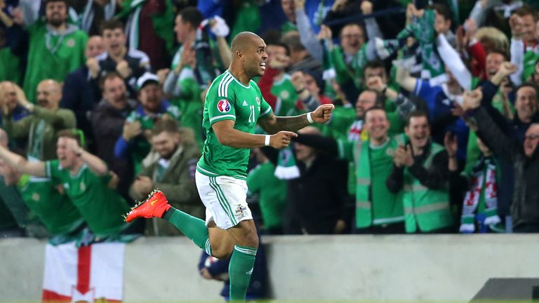 Irlanda del Norte venció a Grecia 3-1 para clasificar a la Eurocopa 2016.